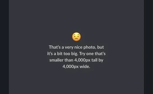 Ustaraný smajlík a text „That’s a very nice photo, but it’s a bit too big“ s radou nahrát fotku menší než 4000 × 4000 px
