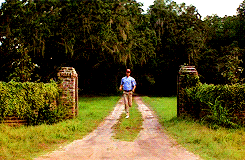 Forrest Gump vyběhne z brány a pádí po cestě pryč, jako uživatel, který uteče v půlce nákupu