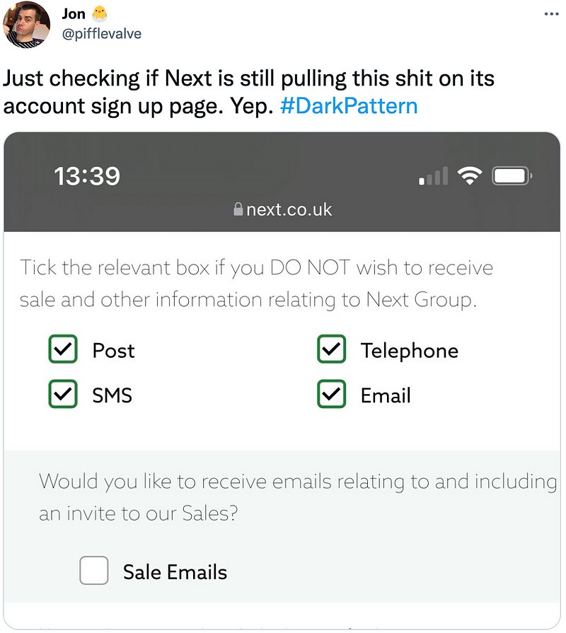 Tweet o registraci na next.co.uk, kde zaškrtnutí u jedné otázky znamená „DO NOT wish to receive“ a u druhé souhlas s e-maily o výprodejích
