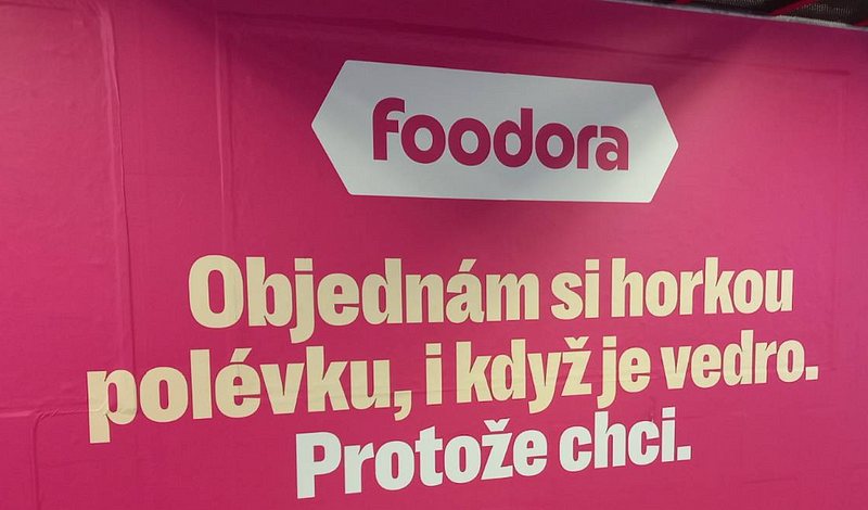 Růžová reklama Foodory s heslem „Objednám si horkou polévku, i když je vedro. Protože chci.“