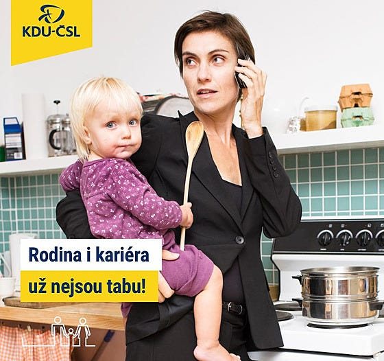 Žena v kostýmku s batoletem v náručí telefonuje a u plotny drží vařečku, heslo KDU-ČSL zní „Rodina i kariéra už nejsou tabu!“