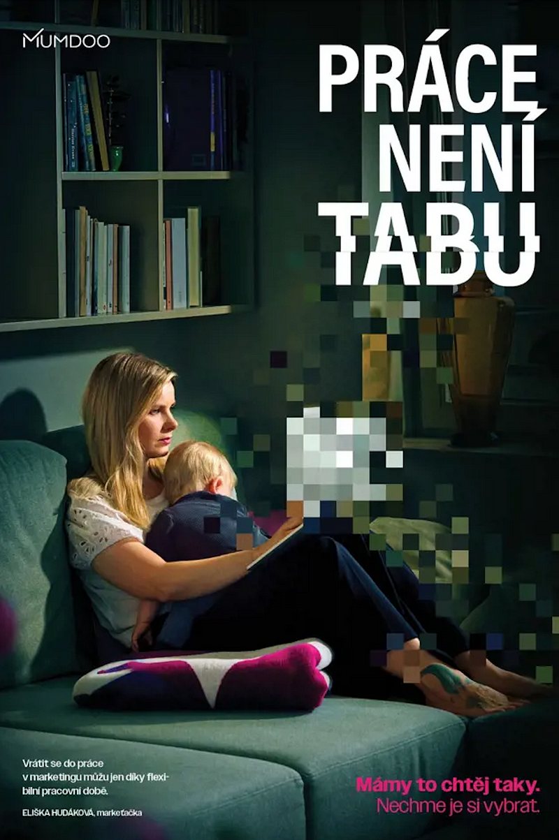 Plakát „Práce není tabu“ s mámou, která s dítětem v náručí pracuje u rozpixelovaného notebooku, a heslem „Mámy to chtěj taky.“