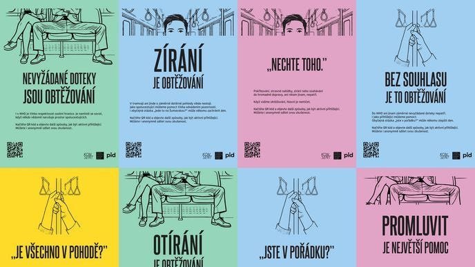 Barevné plakáty PID proti obtěžování v pražské MHD, třeba „Zírání je obtěžování“, „Nechte toho.“ nebo „Jste v pořádku?“