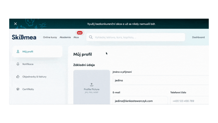 Navigace Skillmea s červeným štítkem „NEW“ u položky „Akce“, který pořád pulzuje, i když na něj najede kurzor