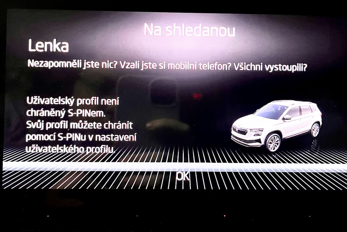 Displej Škody Karoq po vypnutí motoru: „Nezapomněli jste nic? Vzali jste si mobilní telefon? Všichni vystoupili?“