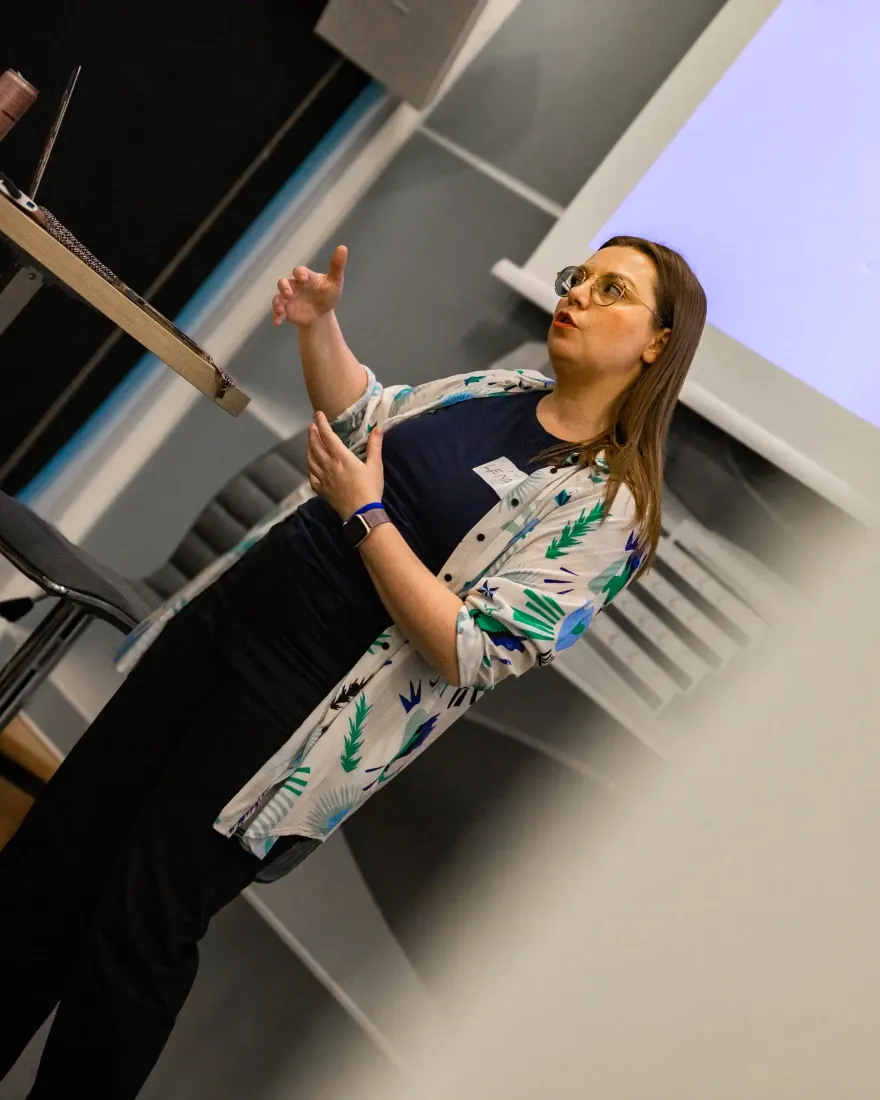 Lenka Stawarczyk při výkladu na workshopu