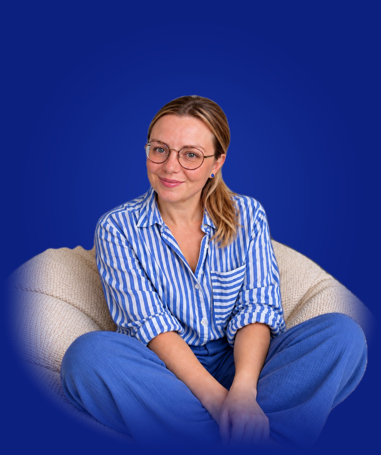Lenka Stawarczyk sedí na sedacím vaku, kolem ní se vznáší mikrofon, flipchart, sešit, fixa, lepíky a hrnek